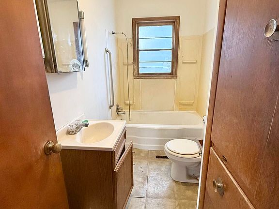 5th image of 203 1st St NE