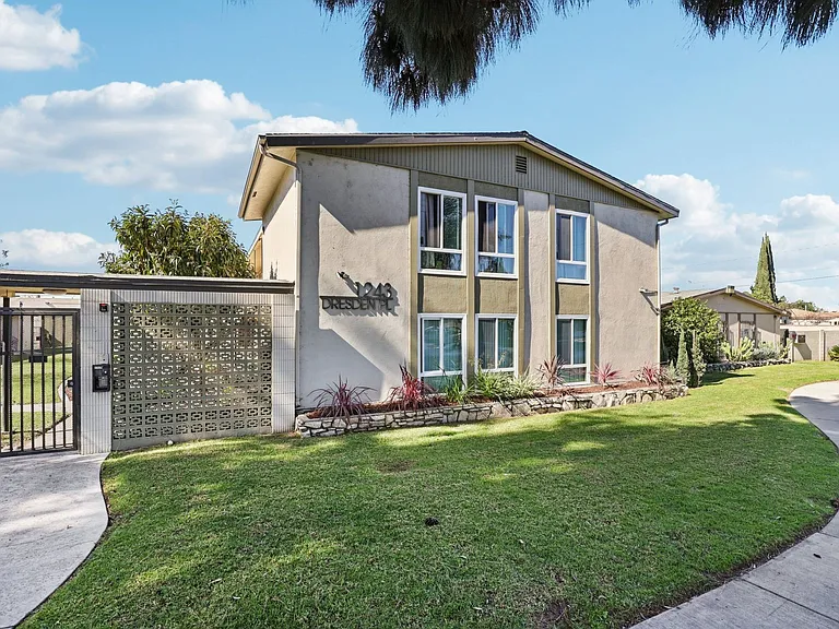 Anaheim Place — Photo 52