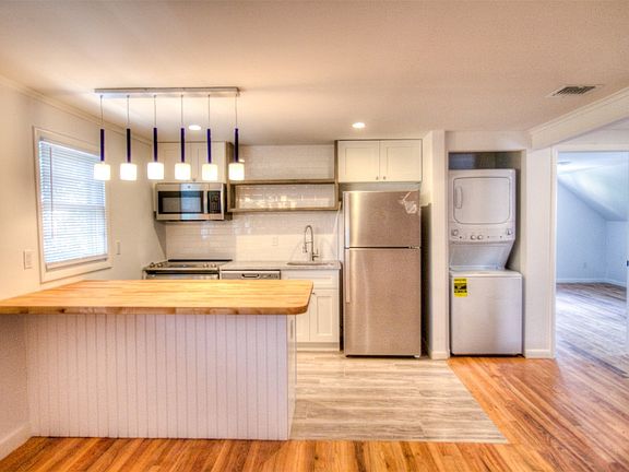 2nd image of 11B Pulaski Pl Floor 2