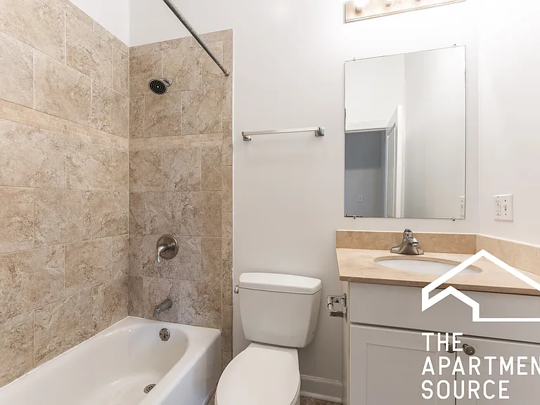 4715-27 N Sheridan Rd #2 — Photo 3
