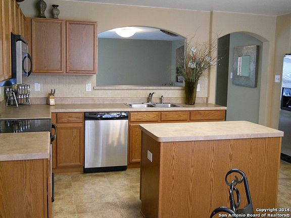 5th image of 410 Yellow Wood Dr