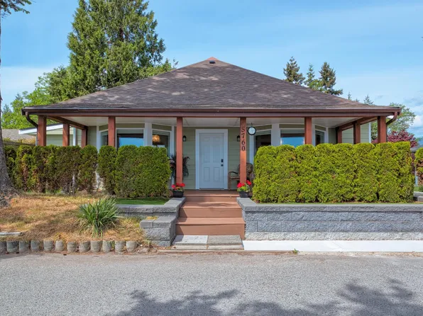5760 Boulevard St, Sechelt, BC V0N 3A0