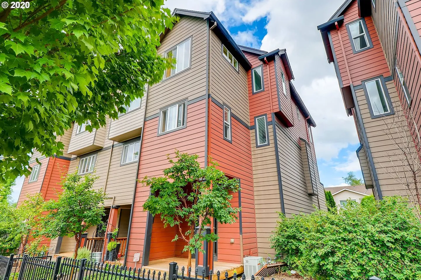 Fantastic Woodlawn Neighborhood Townhouse — Photo 1
