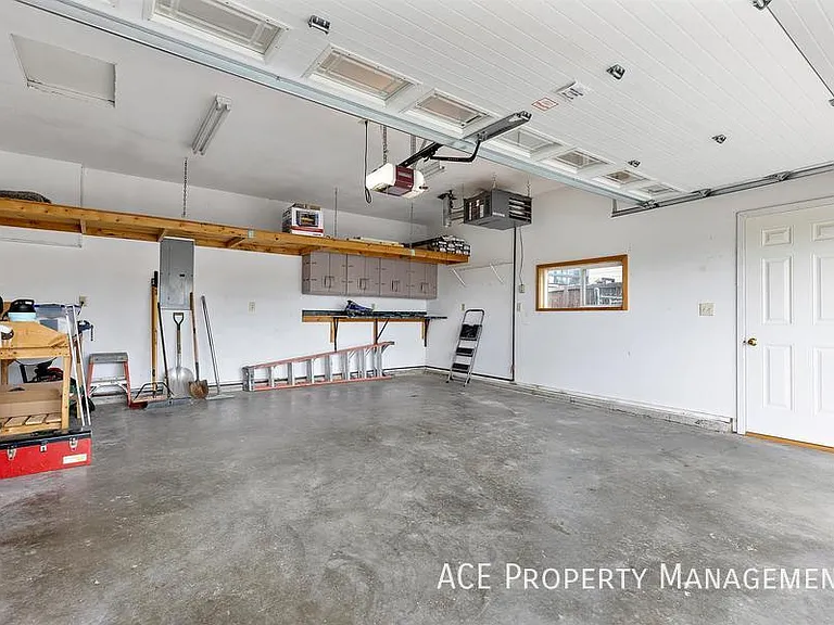 8563 Stables Dr — Photo 15