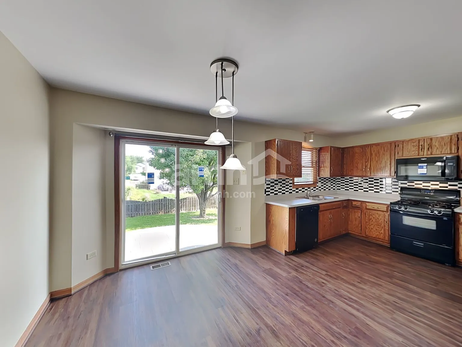 3 bed, 3.0 bath, 1768 sqft, $2,905 — Photo 3