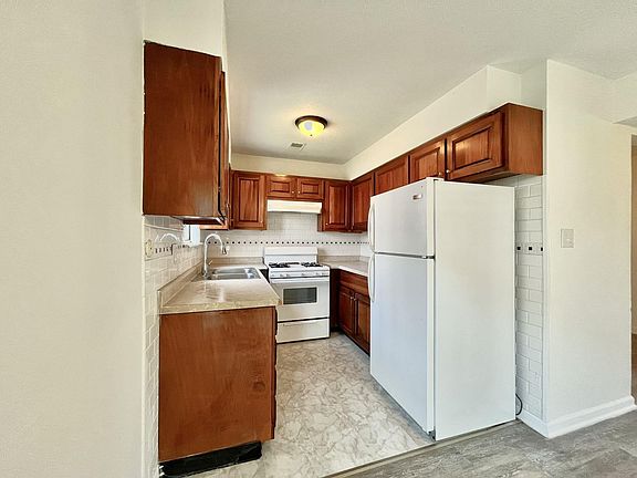 4th image of 126 Greenwood Trl N #126