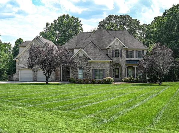 1917 Townsend Forest Ln S, Browns Summit, NC 27214