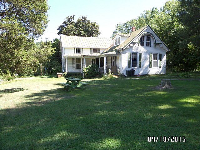 1st image of 325 E Sycamore St