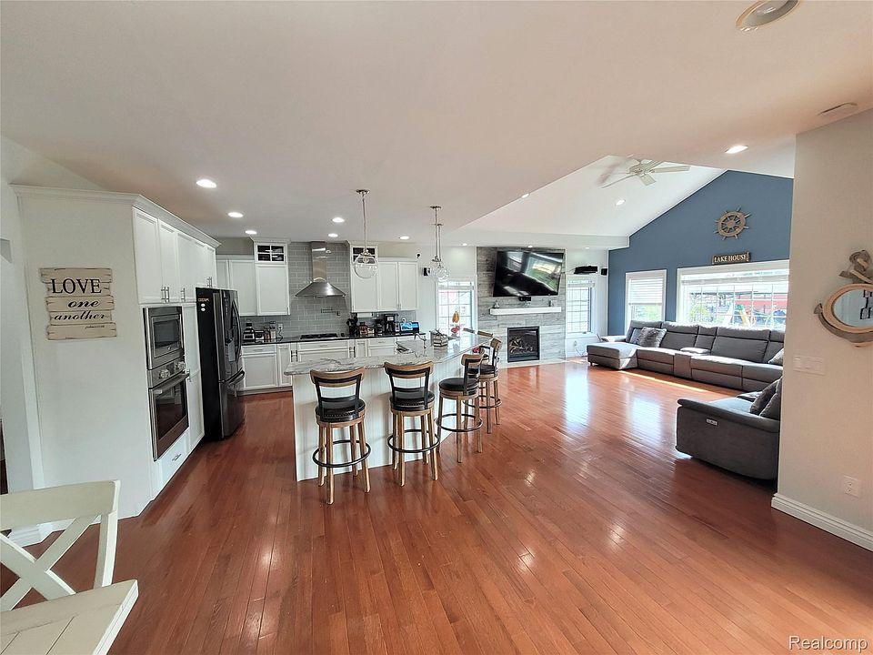 22434 Lange St, photo 8