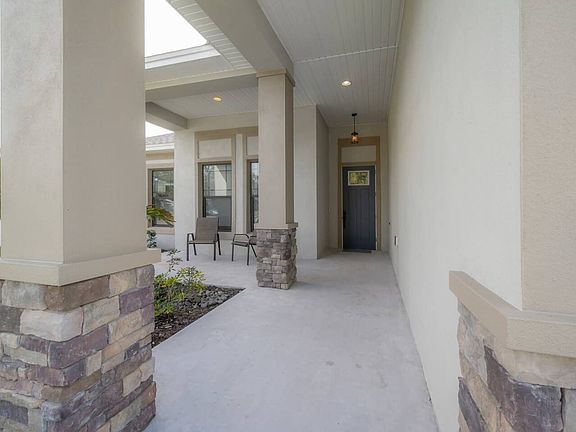4 Bedrooms, 2.5 bathrooms, with room to sleep up to 10 guests. Modern design with vaulted ceilings and open floorplan.