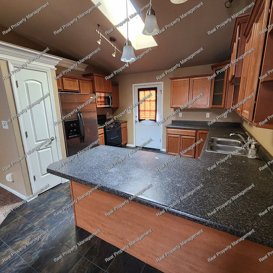 Four Bedroom Winfield Townhome — Photo 4