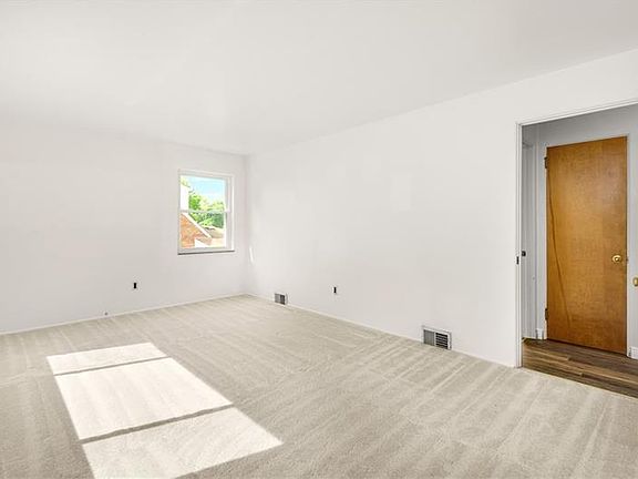 5th image of 166 Lynn Dr