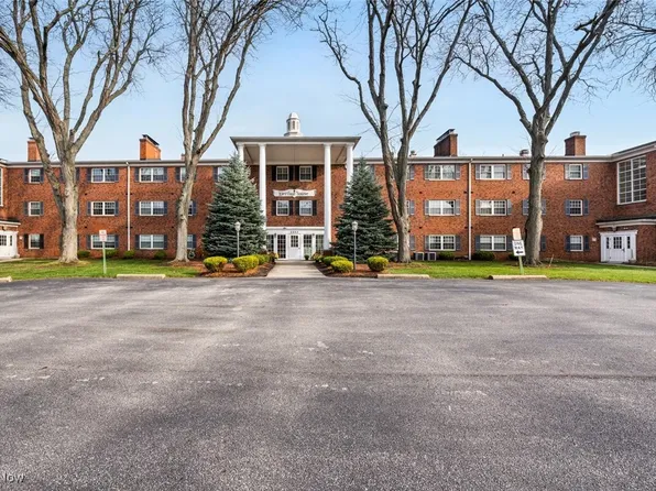 2885 Pease Dr APT 208, Rocky River, OH 44116