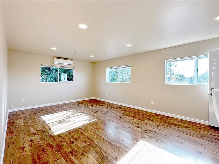 17134 Saticoy St — Photo 3