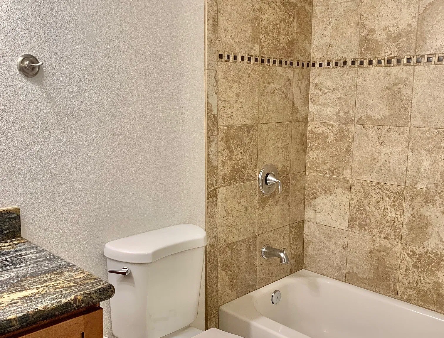 2 bed, 950 sqft, $2,020 — Photo 3