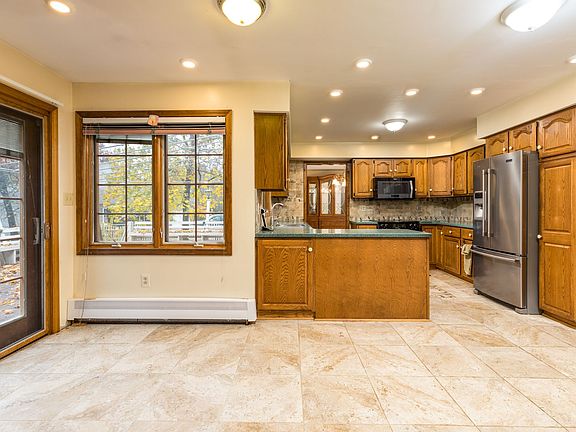 3rd image of 29 Fox Hollow Ln