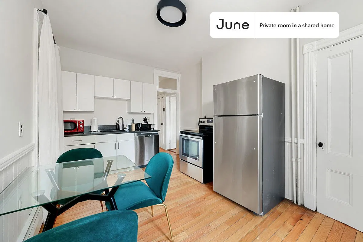 Full bedroom in 4 bed/1 bath home in Roxbury #888 D — Photo 4