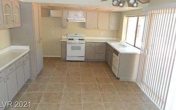 4th image of 2574 Capistrano Ave