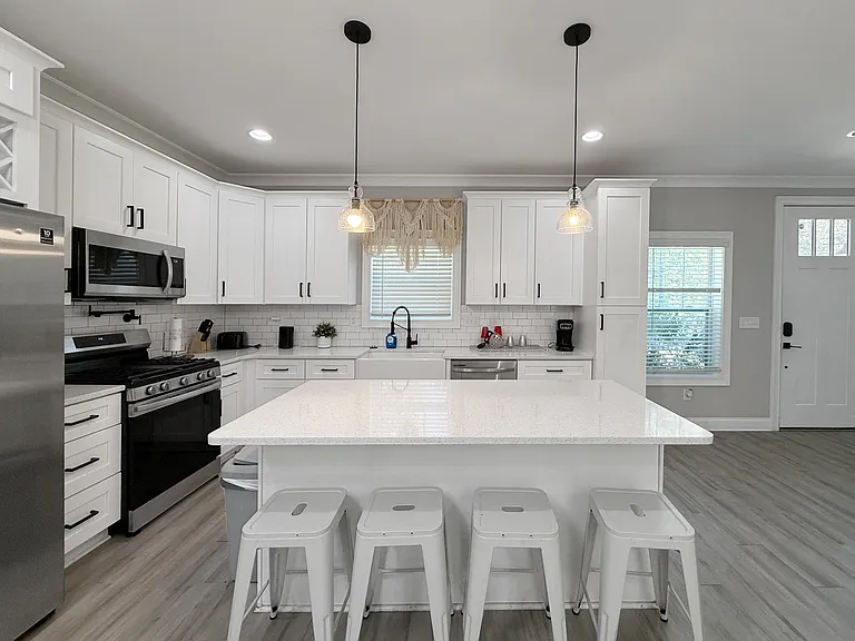 1640 Eastway Dr — Photo 4