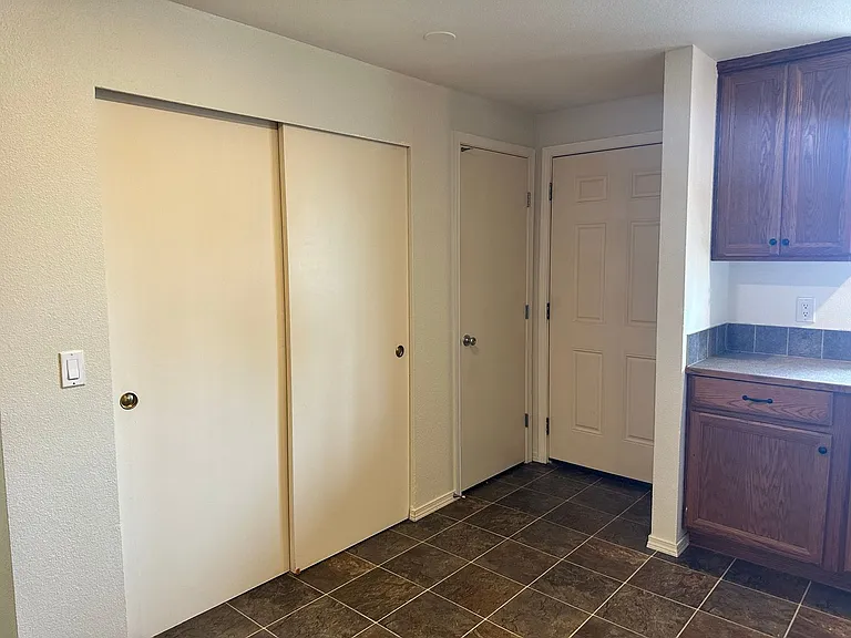 108 Baker St — Photo 7