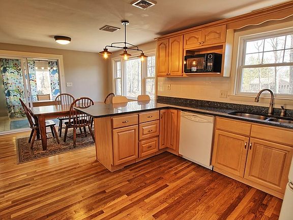 3rd image of 88 Bassick Cir