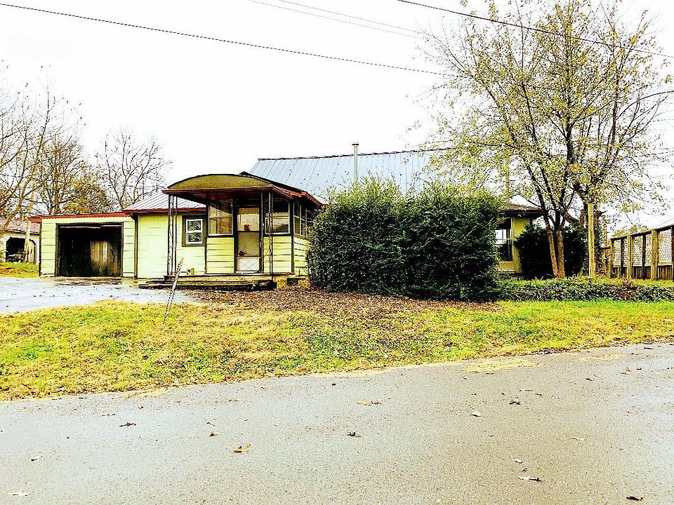2nd image of 208 Sandy Ln