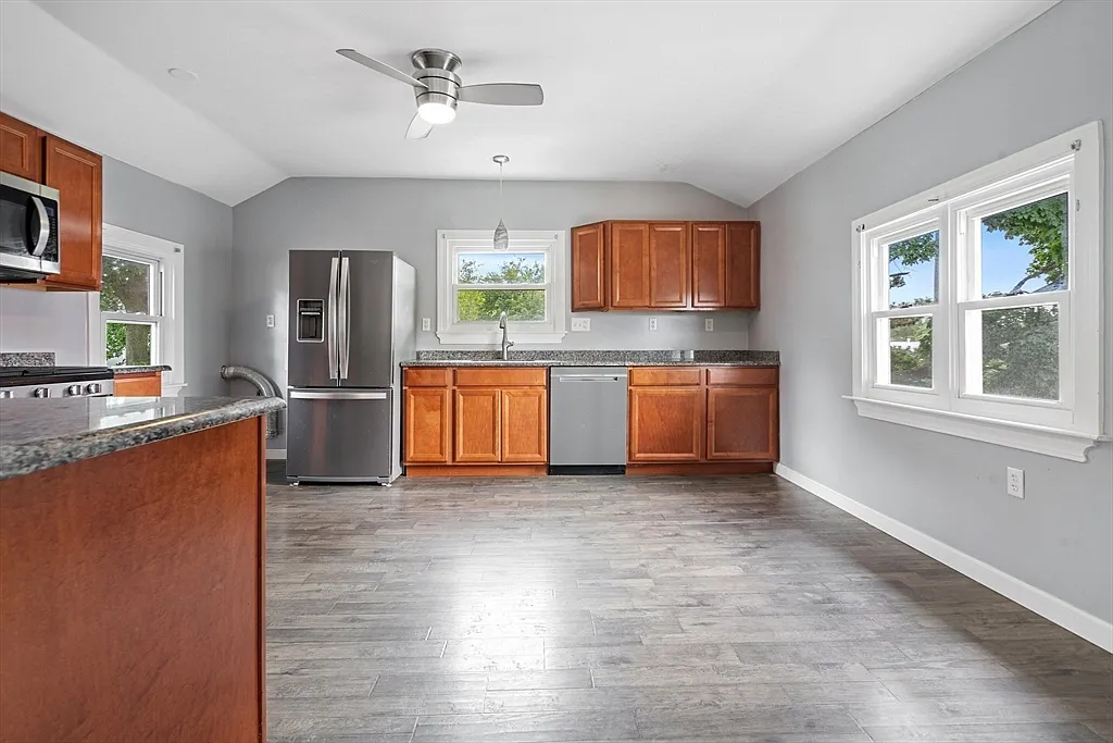 3 bed, 2.0 bath, 1179 sqft, $3,200 — Photo 1