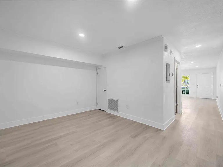 727 Kensington Lake Cir — Photo 18