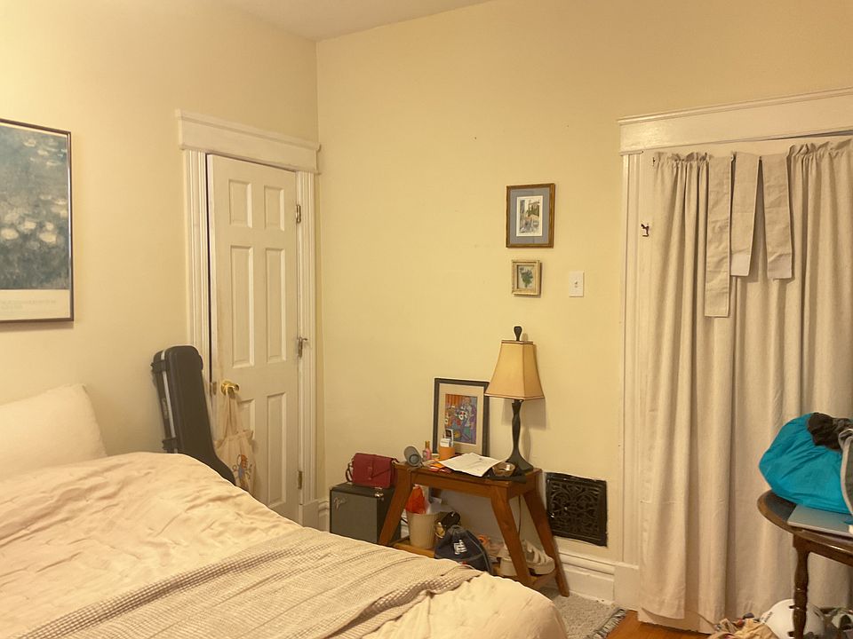Middle bedroom