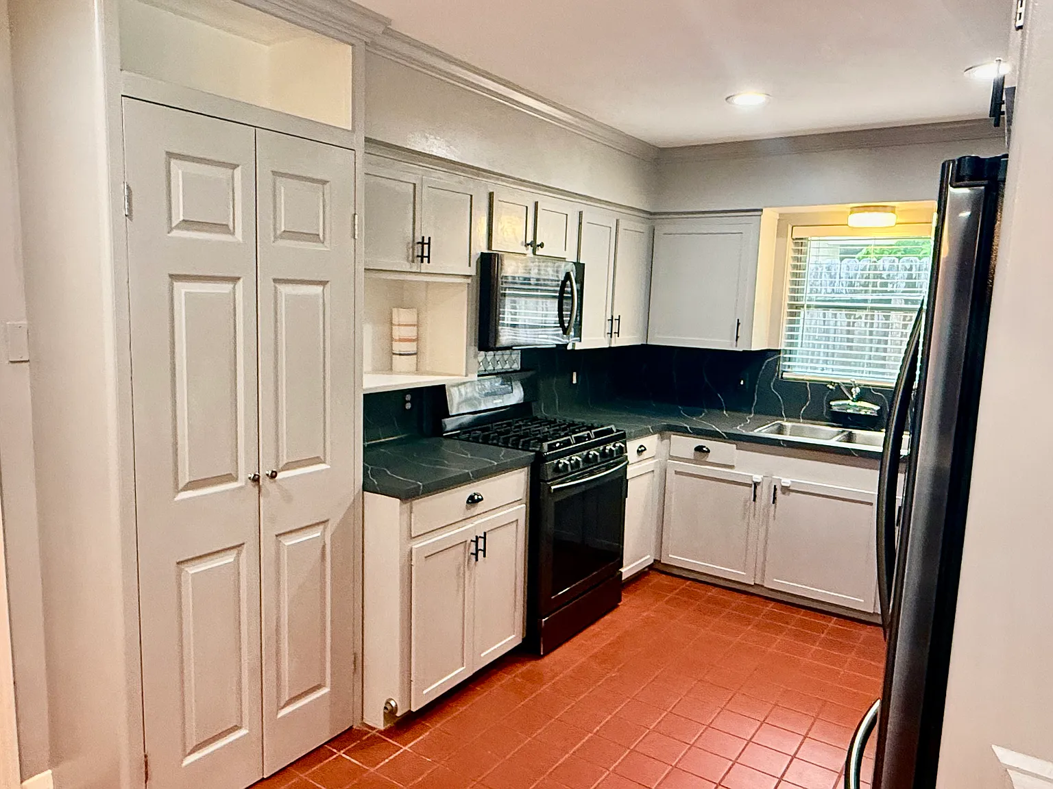 809 Woodstock St — Photo 4