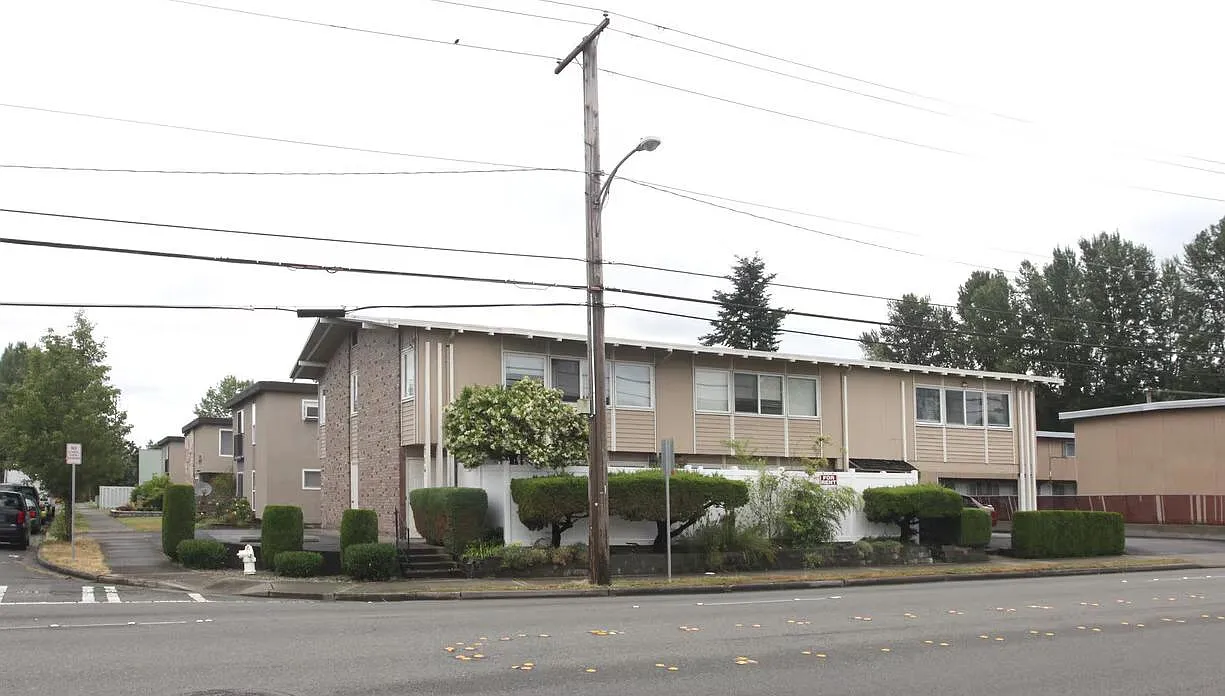 718 State Ave N - Duchess 16 — Photo 4
