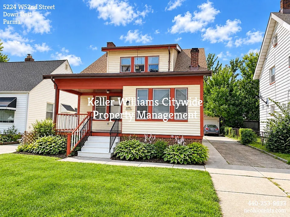 2 bedroom 1 bath down Duplex in Parma with AC and garage parking!