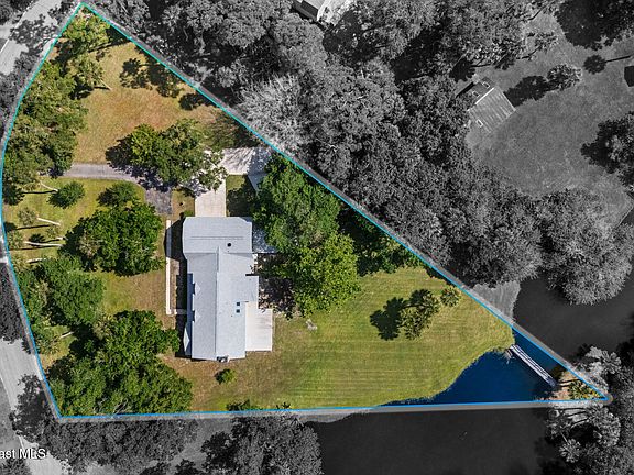 3rd image of 945 Bluegrass Ln