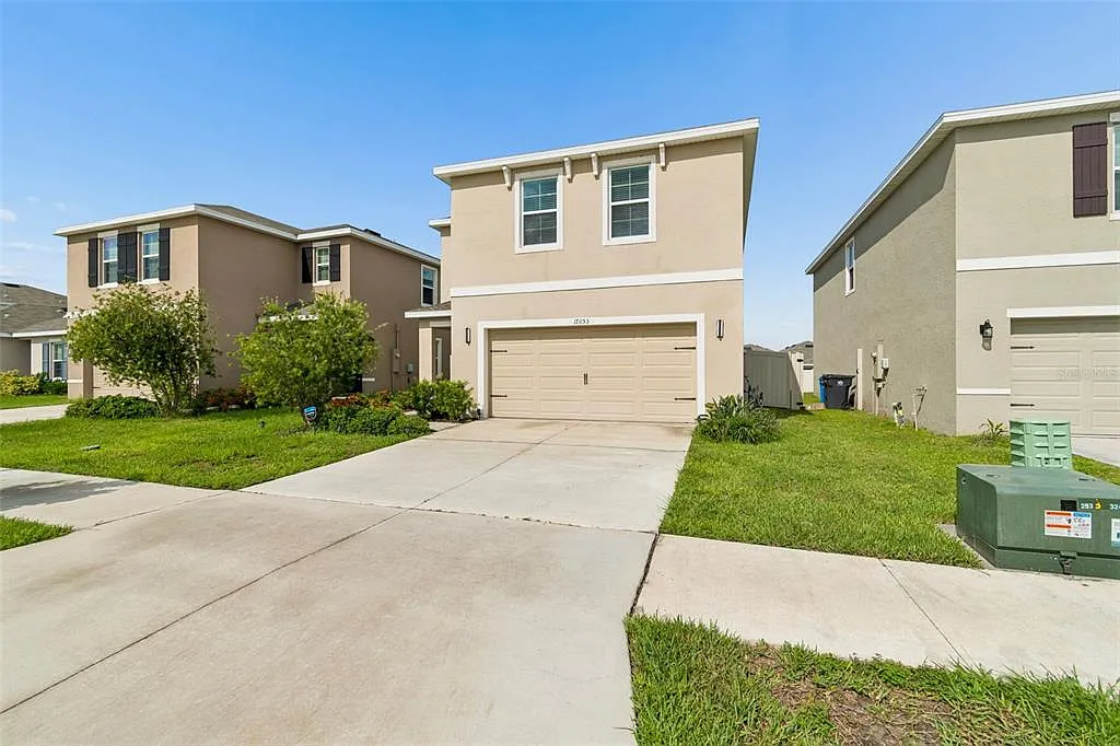 4 bed, 2.5 bath, 2328 sqft, $2,950 — Photo 2