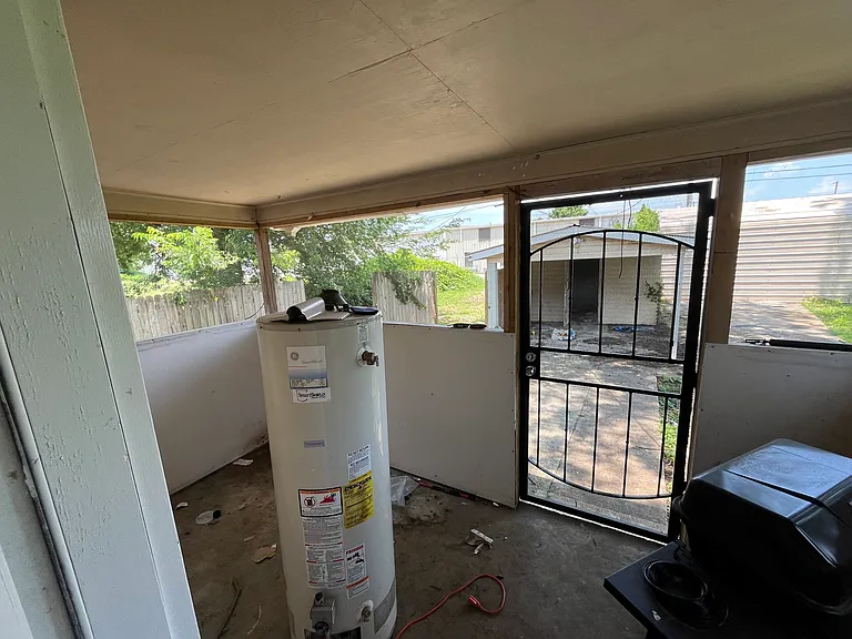 1024 Moulton St E — Photo 10