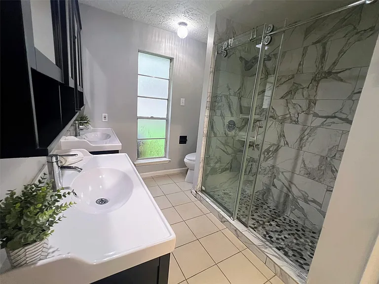 1202 Manorglen Dr — Photo 3