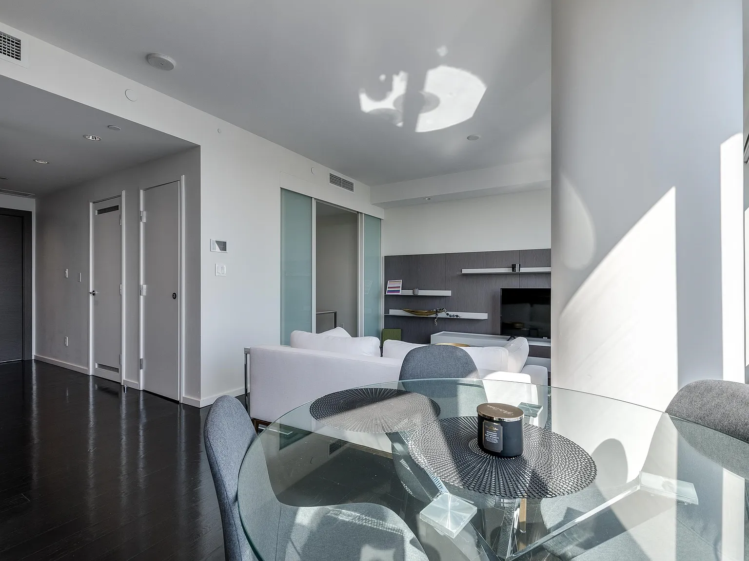 2 bed, 874 sqft, $4,950 — Photo 3