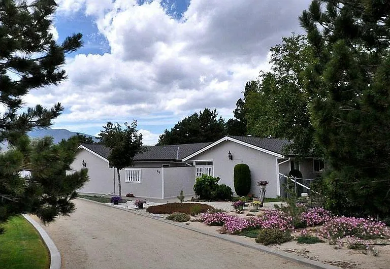 915 Margaret Dr — Photo 1