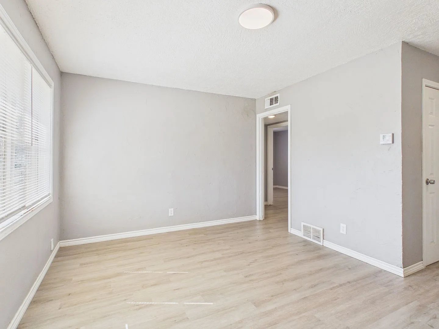 2 Bedroom 1 Bathroom in Lawrence Park — Photo 2
