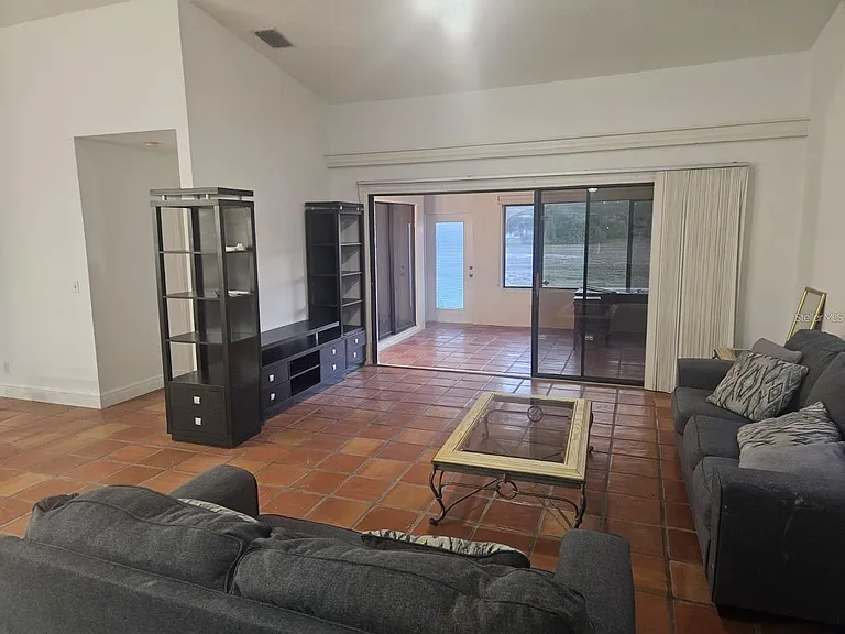 123 Coventry Ln — Photo 2