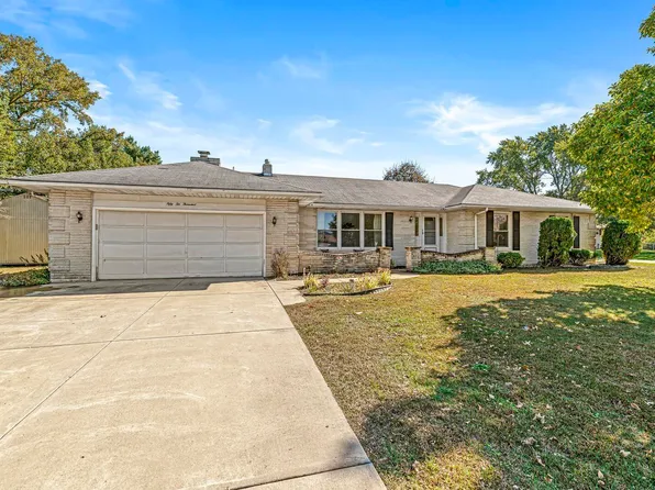 52000 Ray Dr, Granger, IN 46530