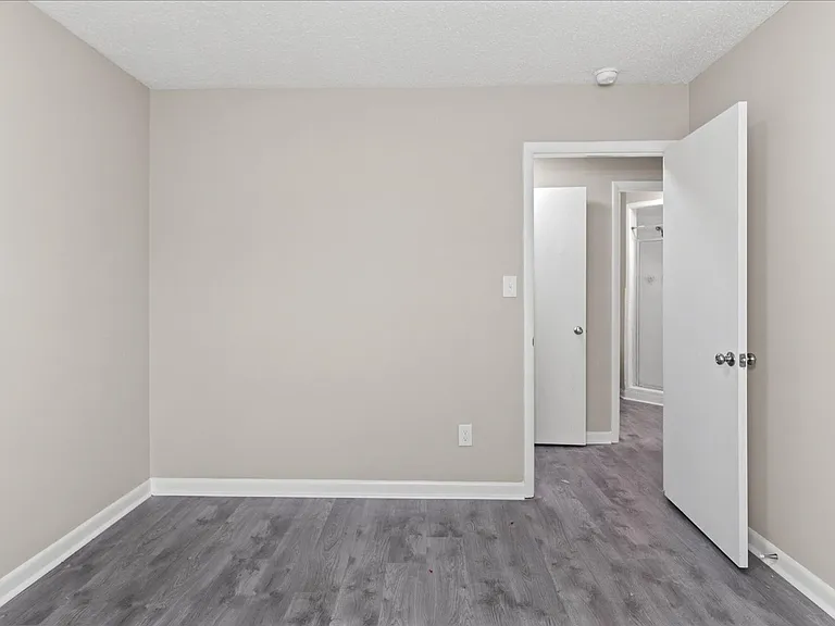 Chateau Apartments — Photo 11