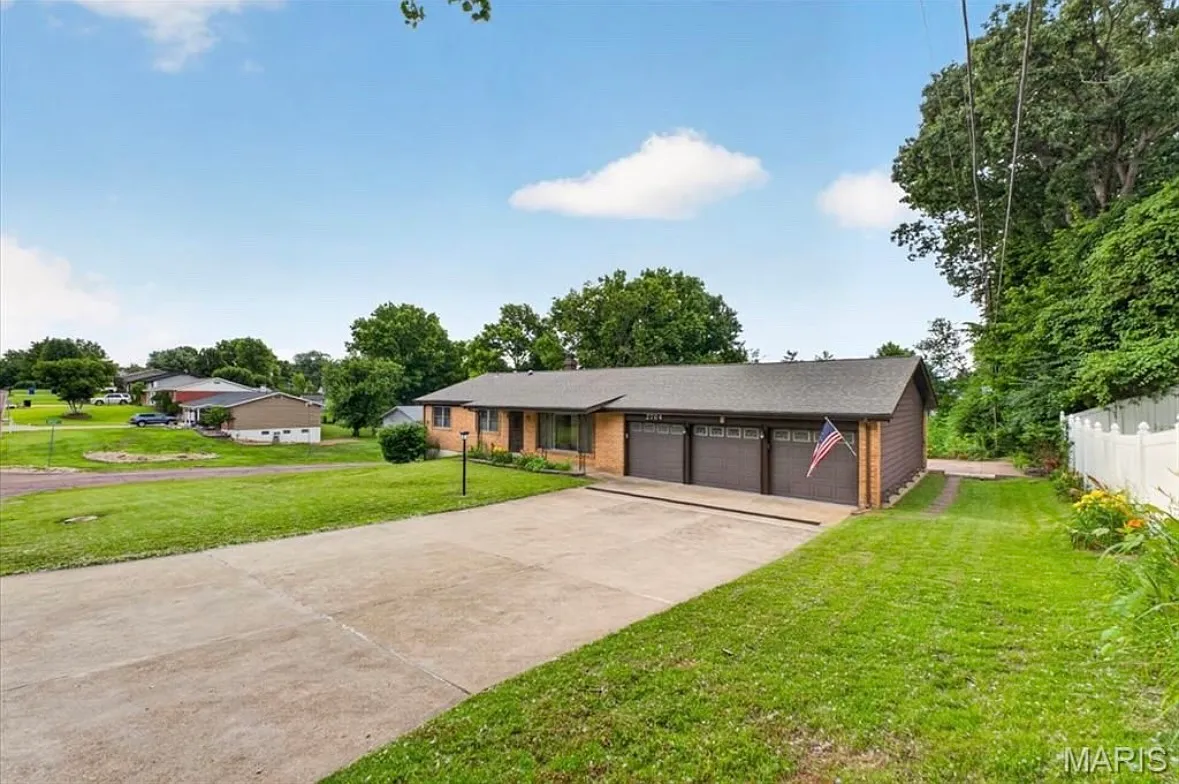 4 bed, 1888 sqft, $2,390 — Photo 4