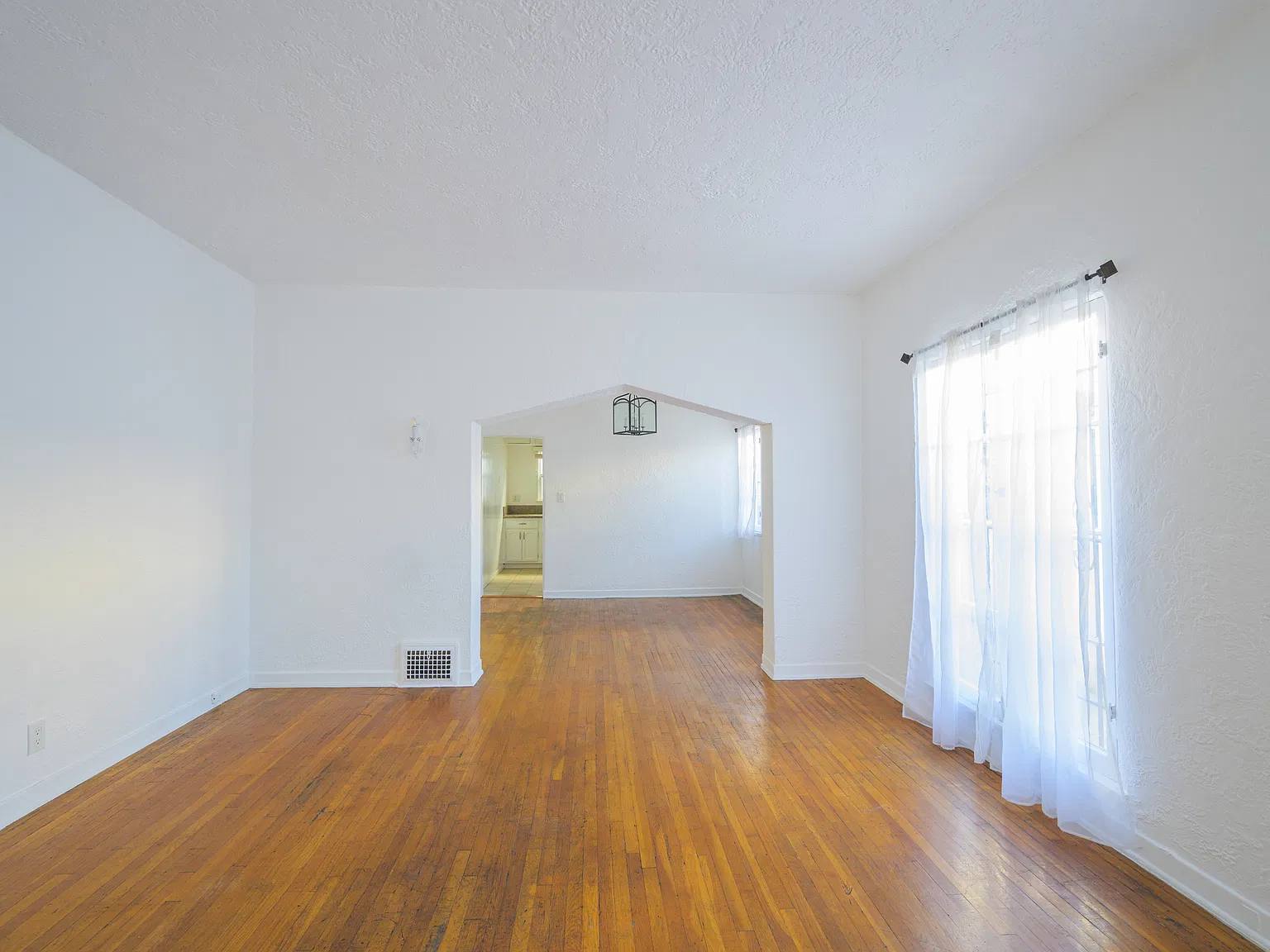 2 bed, 850 sqft, $3,500 — Photo 3