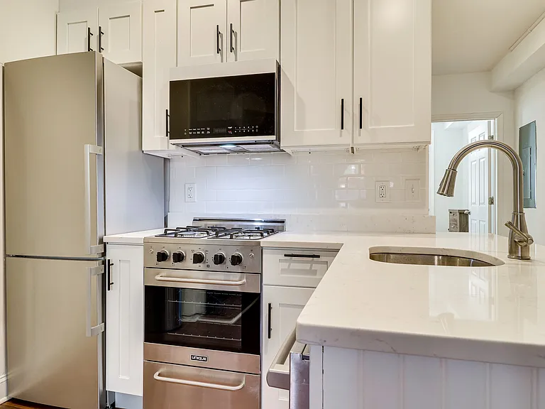 409 Constitution Ave NE #1 — Photo 4