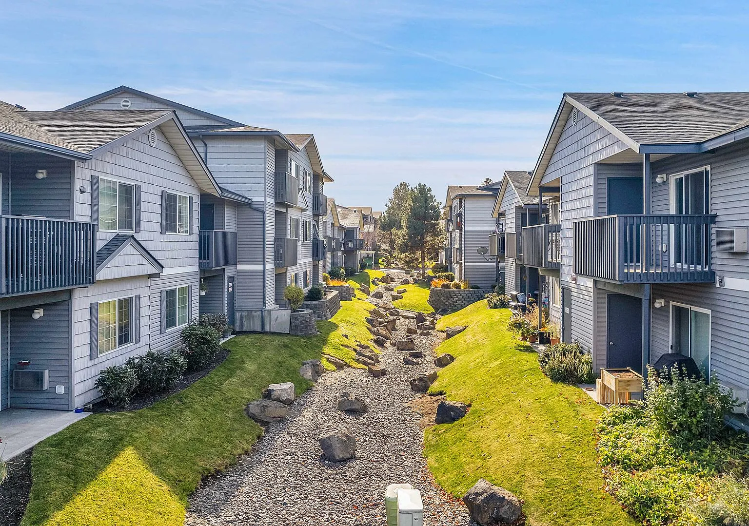1,2,3-bedroom apartment homes close to everything! — Photo 3
