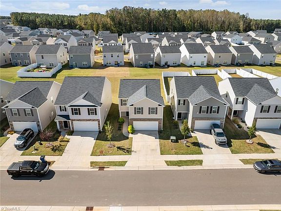 3rd image of 2526 Lily Dr