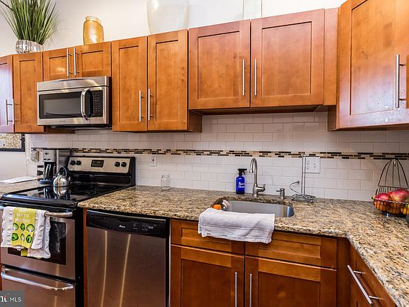 3rd image of 429 South St #3F