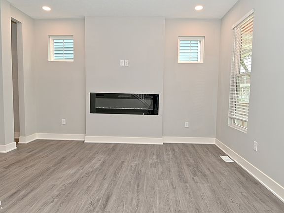 5th image of 2422 N Capitol Ave