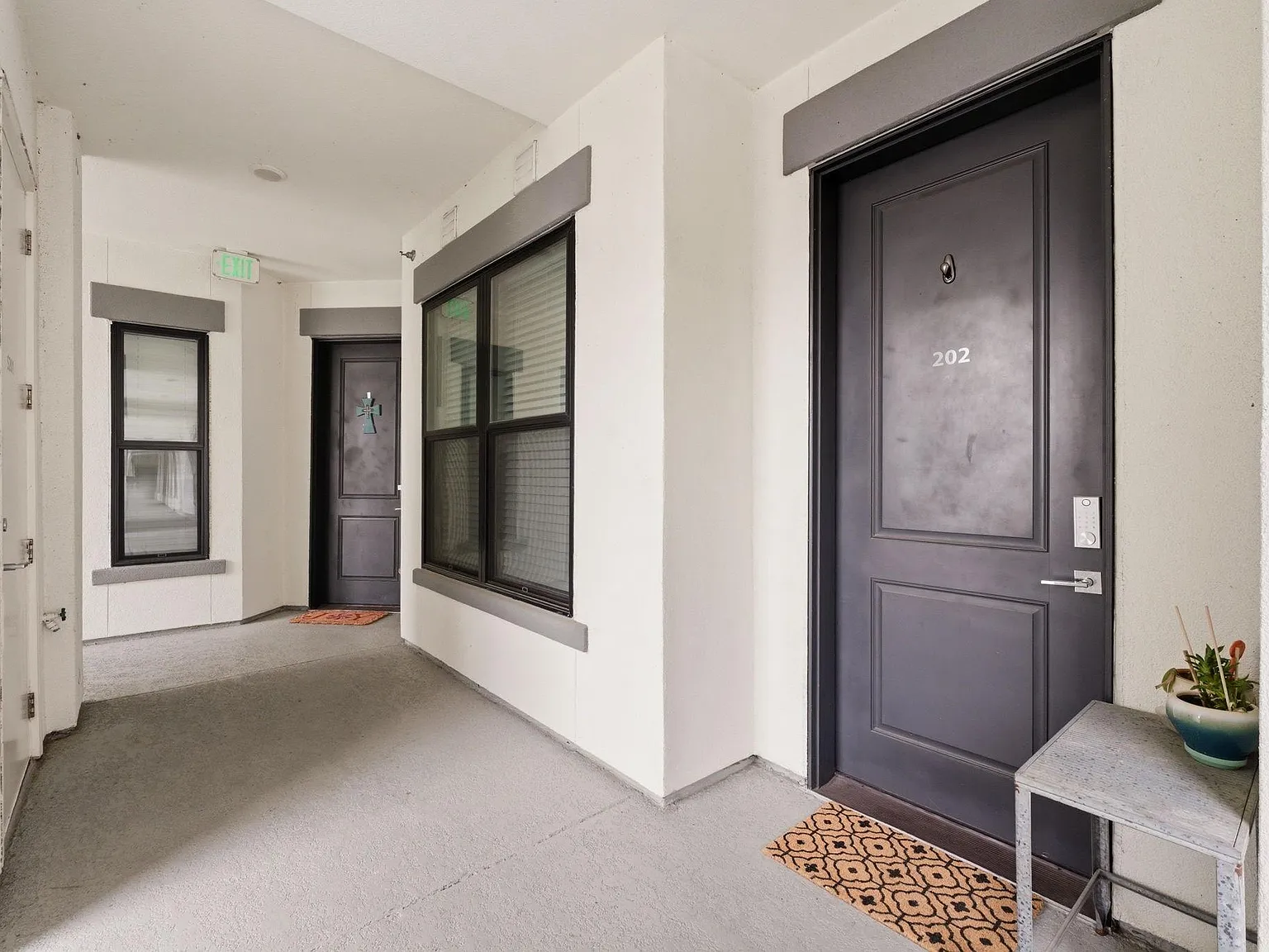 3 bed, 3.0 bath, 1720 sqft, $3,800 — Photo 2